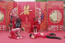湖南农村举办传统婚礼，新郎新娘拜堂太搞笑，笑的眼泪都出来了