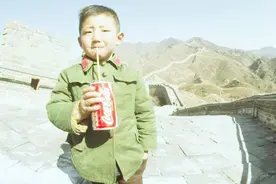新中国可乐第一人？1979年在长城上喝可乐的小男孩，如今过得怎样视频封面