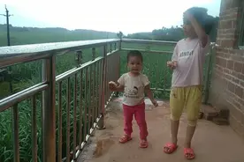 准备下大雨了，姐姐也刚刚放学回到家视频封面
