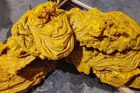 如何提取蜜蜂蜂巢中的蜂蜡？提取纯净中蜂蜂蜡过程是很耗时费力的