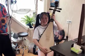 新婚一个月的小夫妻，媳妇扎个双马尾，和老公在一起像闺女，真嫩视频封面