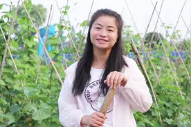 村姑菜地里唱《一日夫妻百日恩》，这歌教科书般的夫妻相处之道啊视频封面