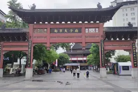 南京夫子庙偶遇一只流浪猫，附近居民在喂养，希望本地有人领养