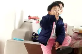这个叫点点的小女孩四岁了还在喝他妈妈的乳，而且每次吃饭还要喂视频封面