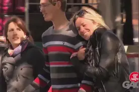 国外恶搞，路人突然被两个美女挽手并肩走，男路人藏不住的笑视频封面