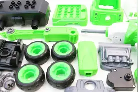 用电动工具拧螺丝组装绿色工程车视频封面