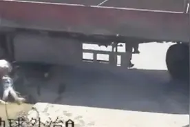 惊险！大货车转弯“生吞”电瓶车 多亏反应快往后一跳 躲过一劫视频封面