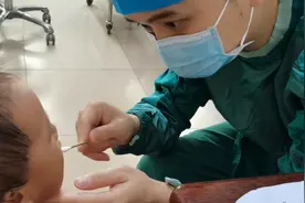 小孩嘴巴里长了一个小疙瘩带她去医院看，罪魁祸首既然是这个😄