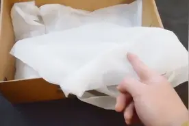 买的新鞋子，为什么鞋盒里都会有一层白布？原来作用这么大