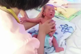 刚出生的小宝宝长了一副老成的脸蛋，宝宝生下来都很丑吗？视频封面