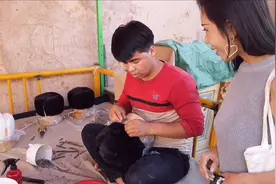 这里的手工艺人们技艺高超，猜猜做一顶皮帽子需要多少时间？