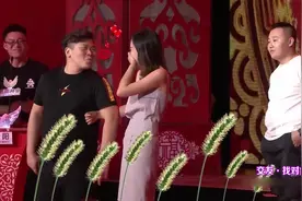 爆笑！“小情侣”挽着手在前边走，单身狗在后边跟着吃狗粮