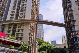 重庆发现一座很奇怪的桥，在两栋高楼中间，看着挺吓人的视频封面