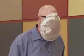 国外恶搞：路人被邀请玩蒙眼砸蛋糕的游戏，却被整蛊砸到别人脸上视频封面