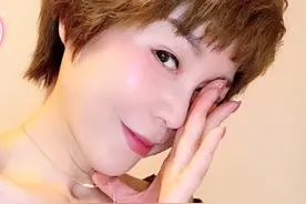 教你如何用衬衣拍出小性感人像？漂亮的锁骨和脖子线条。