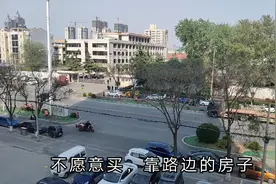 很多人说临街的房子不能买，超哥说怎么了，我觉得还挺不错的