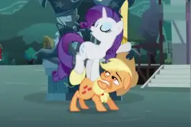 小马宝莉：苹果嘉儿被变成公马，看她扭捏的样子，真逗