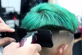 要想生活过得去，头发总得带点绿，年轻人剪什么头发都好看