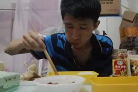 宅男老屌丝一个人吃饭还要放点音乐，这逼格也是没谁了。视频封面