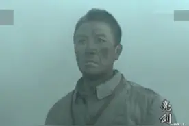为了减少部队伤亡，他用意大利炮炸了自己女人。视频封面