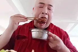 农村小伙城里打工，5元工作餐居然有鸡腿，饿急了，真是吃啥都香视频封面