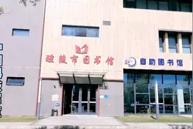 来醴陵市图书馆参观中国流动科技展览，一起看书一起探索