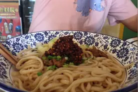 临潼骊山单子会，10元门票  爬上山顶，一碗刀拨面下肚，真爽