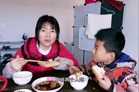 哲哲买三十多块钱五花肉回来做红烧肉吃，跟儿子两个人不够吃