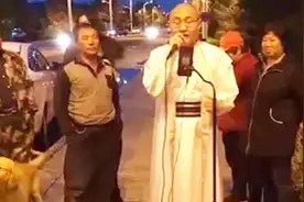 光头大叔街头演唱《狂浪》引众人围观，快来听听他是怎么唱的吧！