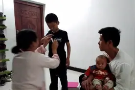 兄弟俩个量身高，小伙身高才70,媳妇量着忍不住大笑视频封面