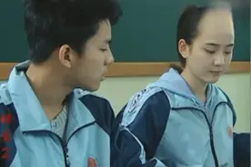 男孩盯着美女同桌出神，不料被美女同桌发现，男孩顿时害羞了视频封面