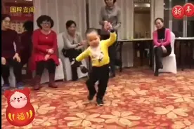 3岁小男孩广场舞《北京的金山上》，跳出了未来舞蹈家的舞步