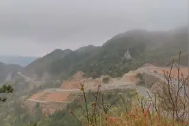 实拍黄冈大山里的红色旅游公路，山路十八弯，看完才知道有多惊险视频封面