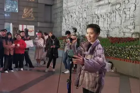 成都的春熙路街头，成都美女深情演唱成都视频封面