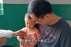 七月十五孩子生病不能耽误，到诊所看病，孩子却出奇的乖
