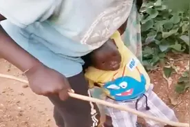 非洲小孩犯错误，被父母痛打一通，这家教真严视频封面
