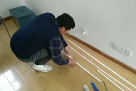 用线槽走明线电路，这个方法不但快，而且比用钉子固定还牢固