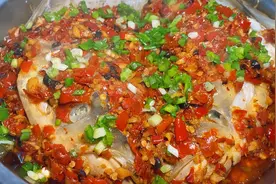 湖南名菜“剁椒鱼头”香辣浓郁、鱼肉鲜美，厨师长都点赞，收藏了视频封面
