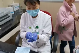 漂亮的护士小姐姐在给小宝贝打针视频封面
