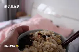 程序员小伙惹女朋友生气，为了哄女朋友下厨做饭，还端到床前？