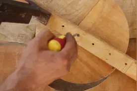 牛人教你如何制作工具，从而切割出圆形的木板