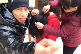 太恐怖满头虱子，头发上虱子蛋一片白，看大叔怎样给女儿除虱子视频封面