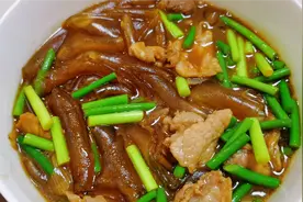 这才是粉皮㸆肉带汤正确做法，粉皮Q弹肉片滑嫩，连汤带菜真解馋视频封面