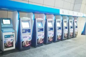 火车站取票机上，为什么放身份证的地方是斜的？不能设计成平的吗视频封面