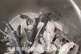徐州小伙学着康大飞做卤鸡爪，脱骨软烂一次吃一锅，具体怎么做？