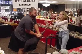 国外大叔现场开石头，还以为是块普通料，结果太意外了视频封面