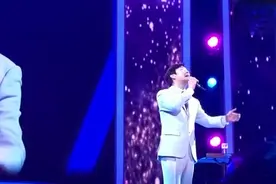 费玉清演唱会，泪洒现场，这样的画面太令人动容了，歌声打动观众视频封面
