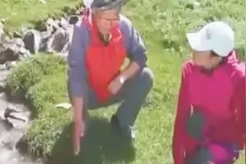 当地有玉石矿，男子意外挖到块绿色石头，店铺老板却鉴定说不值钱视频封面