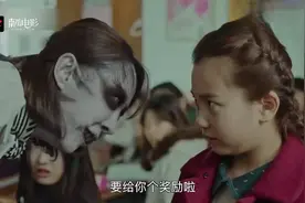 女鬼老师上课，全班只有小女孩站起来，原来她有一双阴阳眼👀晴视频封面