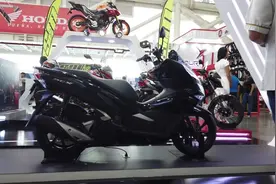 本田Pcx 150，配电喷水冷，国内售2.38万，你愿意为本田买单吗？视频封面